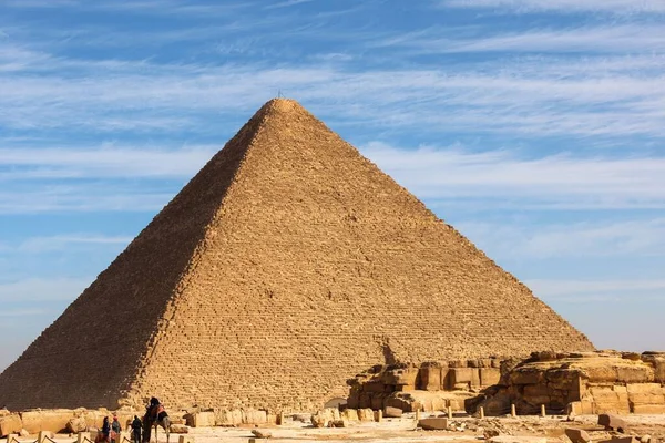 Una Antigua Pirámide Egipcia Contra Cielo Azul Nublado Día Soleado — Foto de Stock