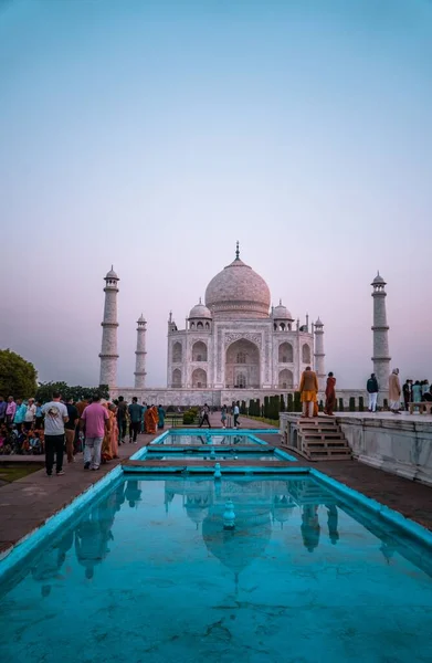 Disparo Vertical Gente Taj Mahal Amanecer Agra India — Foto de Stock