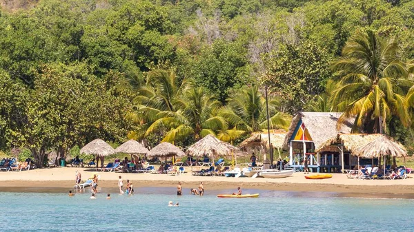 Gente Que Relaja Playa Día Soleado — Foto de Stock