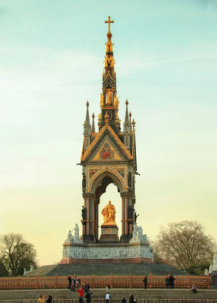 ロンドンのケンジントン ガーデンズのロイヤル アルバート ホールの北にあるアルバート記念館の垂直ショット — ストック写真
