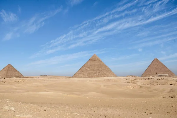 Starożytne Egipskie Piramidy Przeciwko Błękitnemu Pochmurnemu Niebu Słoneczny Dzień — Zdjęcie stockowe