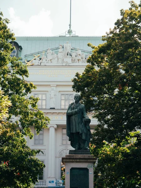 Вертикальный Снимок Исторической Статуи Карла Площади Карлсплац Вене Австрия — стоковое фото