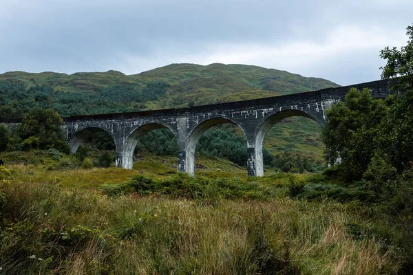 Uma Bela Foto Uma Ponte Arqueada Histórica Sobre Viaduto Glenfinnan — Fotografia de Stock