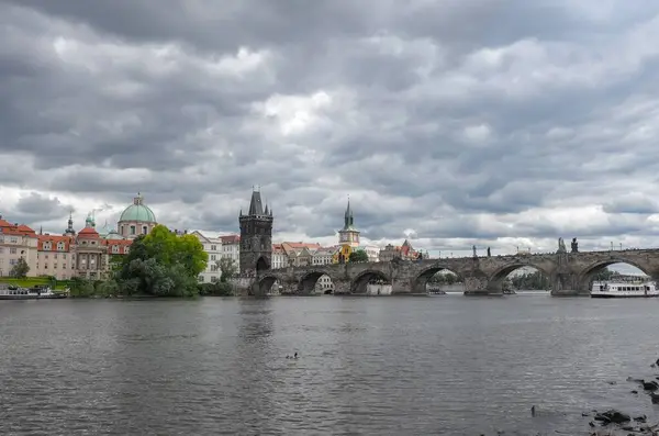 布拉格的Vltava河和查尔斯桥在乌云密布的天空下的风景照片 — 图库照片