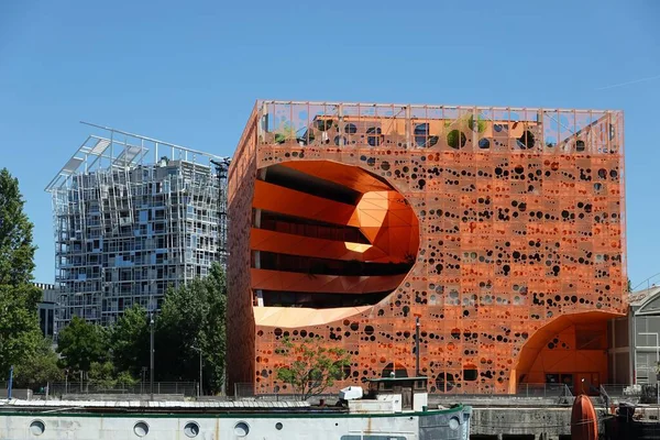 Cubo Naranja Moderno Edificio Oficinas Distrito Financiero Con Clima Soleado —  Fotos de Stock
