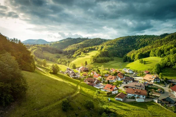 Piękny Widok Wieś Otoczoną Zielonymi Wzgórzami Czarny Las Niemcy — Zdjęcie stockowe