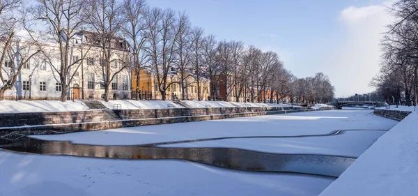Una Vista Escalofriante Río Congelado Ciudad Turku Finlandia Durante Invierno — Foto de Stock
