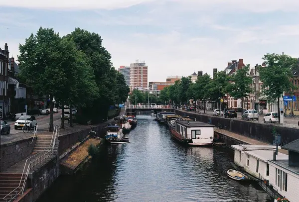 Річка Посеред Міста Нідерландах — стокове фото