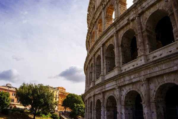 Låg Vinkel Skott Del Colosseum Mot Den Molniga Himlen — Stockfoto