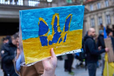 Poznan 'daki Ukrayna savaşı sırasında insanların hava görüntüsü