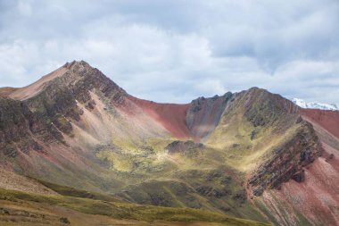 Dağlık bir manzaranın güzel bir manzarası