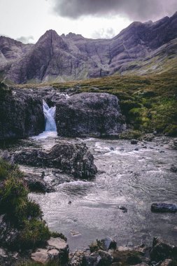 Glenbrittle, İskoçya 'daki Fairy havuzlarındaki manzaranın ve manzaranın dikey görüntüsü