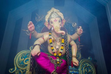 Ganesh Chaturthi için Mumbai 'de bir mandalda ibadet edilen Tanrı Ganesha' nın güzel bir idolü.