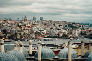 Türkiye 'nin İstanbul kentindeki göl kenarındaki modern binaların hava manzarası