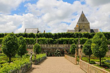 Fransa 'nın İndre-et-Loire kentindeki Chateau de Villandry kır evinin geçitleri olan güzel yeşil bahçe.