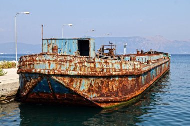 Yunanistan 'daki Korfu adasında çok eski paslı bir tekne.