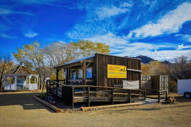 Ölüm Vadisi, Beatty, Nevada, ABD 'de gündüz vakti Ticaret Odası' nın ahşap binalı Hayalet Şehir manzarası.
