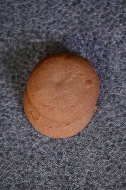 Masaya yerleştirilmiş bir çift kurabiyenin dikey görüntüsü.