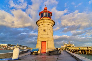 Ramsgate Kraliyet Limanı 'nın batı rıhtımındaki tarihi Ramsgate Deniz Feneri.