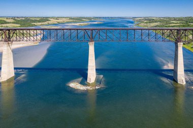 Saskatchewan, Kanada 'da bulunan Diefenbaker Gölü' nün yanındaki Gökyüzü Yolu Köprüsü üzerinde insansız hava aracı görüntüsü