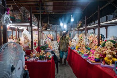 Mumbai 'deki Ganesha heykellerinin atölyesinde çalışan bir sanatçı.