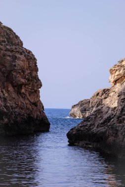 Blue Grotto, Zurrieq, Malta 'daki Wied Babu nehrinde geniş açılı iki kaya görüntüsü.