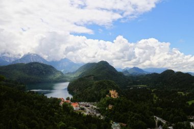 Bavyera dağlarındaki Hohenschwangau kalesinin kuş bakışı görüntüsü.