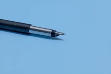 Siyah plastik gövdeli ve metal aksanlı bir vektör kaleminin yakın çekimi.