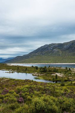 Loch Cluanie Gölü ve İskoçya kırsalındaki dağların dikey görüntüsü.