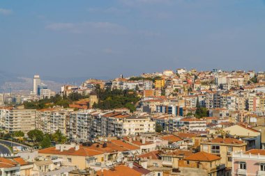 Türkiye 'nin Asansor kentindeki İzmir panoramasının güneşli bir günde hava görüntüsü