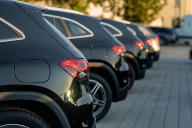 Sıraya park edilmiş Porsche Cayenne arabalarının arka görüntüsü
