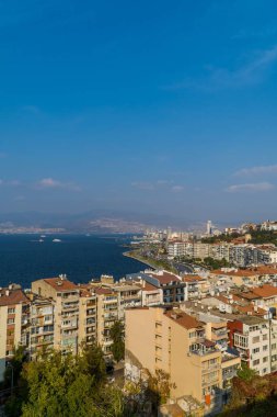 Türkiye 'nin Asansor kentindeki merkez İzmir panoramasının güneşli bir günde, arka planda mavi bir deniz ile hava görüntüsü