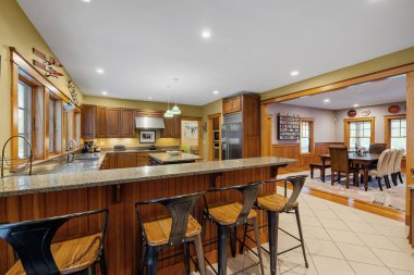 Bir mutfak adası olan güzel, çağdaş bir kır evi iç mekan tasarımı.