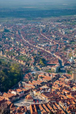 Romanya 'nın Transilvanya bölgesinde güneşli bir günde Brasov kentinin hava manzarası