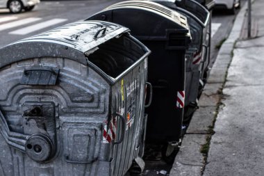 Prag sokaklarındaki eski gri çöp tenekeleri.