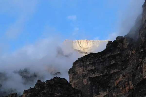 Paysage Montagnes Rocheuses Des Dolomites Avec Ciel Brumeux Dans Trentin — Photo