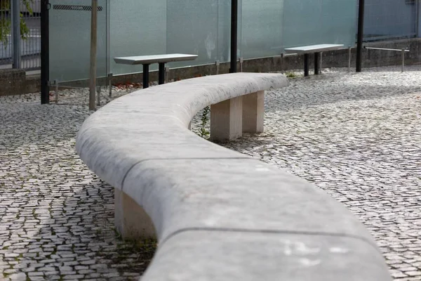 以石头制成的蛇状的公园长椅 — 图库照片