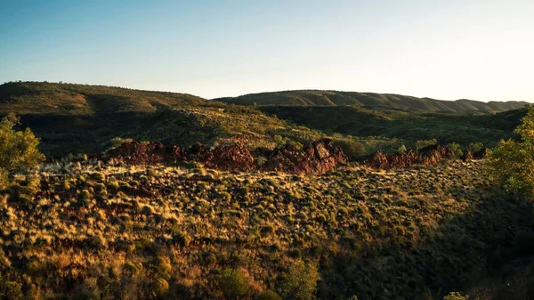 Eine Wunderschöne Australische Landschaftswüste Mit Ebenen Und Bergen Einem Sonnigen — Stockfoto