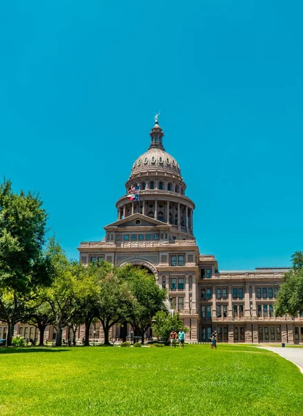 Vertikální Snímek Texas State Capitol Pod Modrou Oblohou Slunečného Dne — Stock fotografie