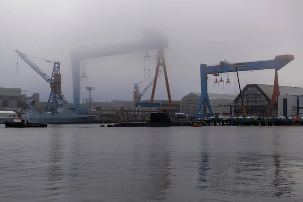 Ships Cranes Sea Shipyard Sky City Foggy Weather — Stock Photo, Image