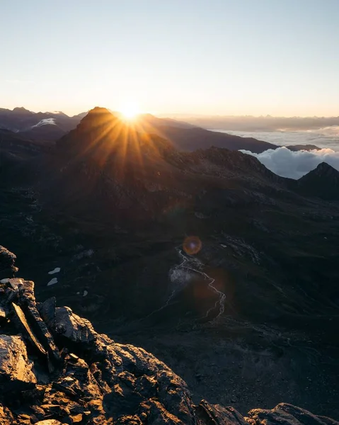 Een Verticaal Schot Van Grote Bergen Met Gouden Zonsopgang Achtergrond — Stockfoto