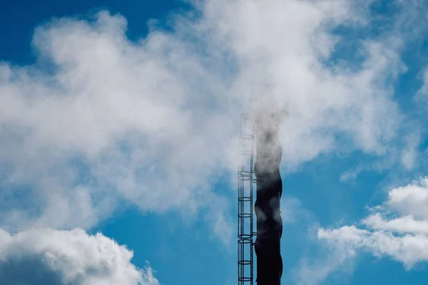 Una Chimenea Industrial Con Cielo Azul Nublado Fondo —  Fotos de Stock