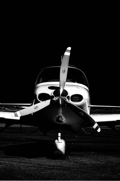 Černobílá Fotografie Odhalující Pro Zajímavosti Letadla Venkovském Letišti — Stock fotografie