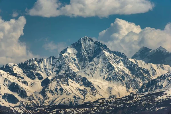 阿里県プラン郡 曇りの空の下でチベットの背の高い雪の山のピークの息をのむような景色 — ストック写真