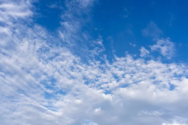 Красивый Вид Облака Голубым Небом Солнечный День — стоковое фото