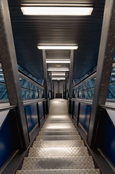 オデンス駅の寒さと空の階段 — ストック写真