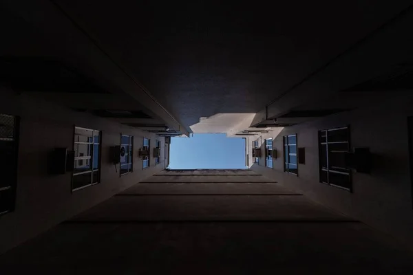 Mavi Gökyüzüne Karşı Gölgeli Güneşli Bir Binanın Alçak Açısı — Stok fotoğraf