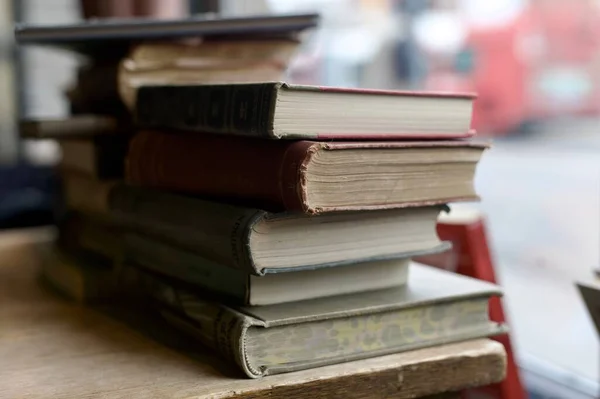 Een Stapel Oude Boeken Een Salontafel Bij Een Raam — Stockfoto