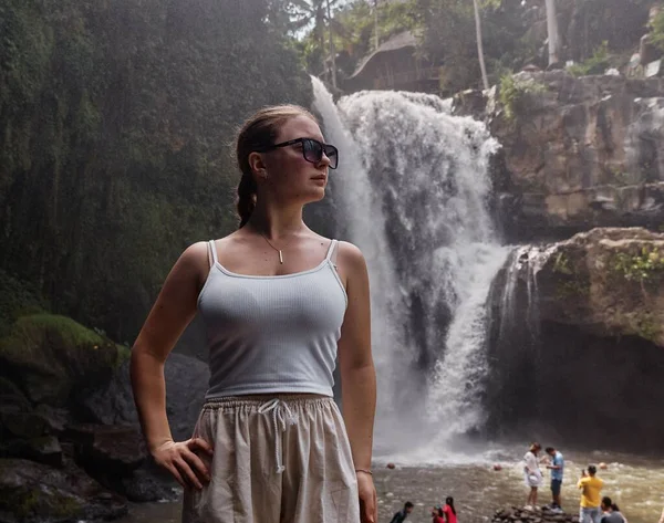 Biała Kobieta Okularach Pozuje Pięknym Wodospadem Tle — Zdjęcie stockowe