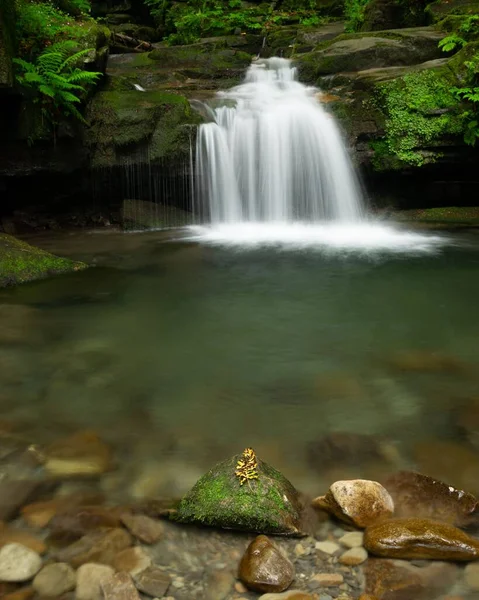Eine Langzeitbelichtungsaufnahme Des Vodopady Satiny Wasserfalls Den Beskiden Tschechien — Stockfoto